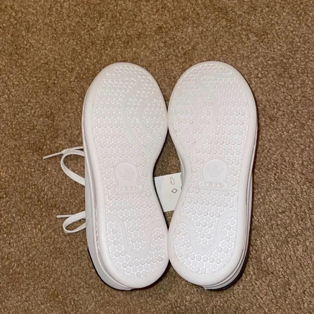 Adidas Classic White Lace-Up Sneakers - Picture 5 of 6